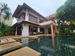 パタヤ・サウスにあるLuxury 5BR Pool Villa Pattaya-Family & Friends Fun Escape-BBQ, Pool Tableの家の前にプールがある家