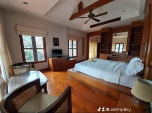 パタヤ・サウスにあるLuxury 5BR Pool Villa Pattaya-Family & Friends Fun Escape-BBQ, Pool Tableの大きなベッドとリビングルームのある寝室 +19枚の写真