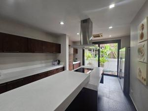 パタヤ・サウスにあるLuxury 5BR Pool Villa Pattaya-Family & Friends Fun Escape-BBQ, Pool Tableのキッチン(白いカウンタートップ付)