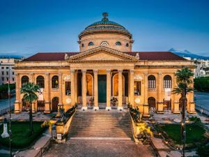 Un gran edificio con una escalera en el frente. en CavourSuite, en Palermo