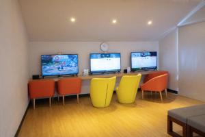 TV a/nebo společenská místnost v ubytování CHECK inn MAGI Kids Hotel