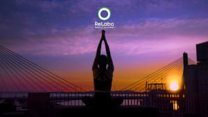 青森ReLabo -Medical Spa & Stay-的一个人在桥前做瑜伽姿势