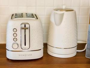 a white toaster sitting on top of a table at Magnifique Cocon Calme et Moderne en Hypercentre in Blois