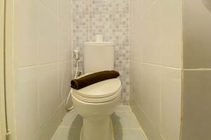 Ванная комната в Cozy Stay Studio at 38th Floor Tokyo Riverside PIK 2 Apartment By Travelio