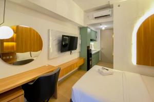 Телевизор и/или развлекательный центр в Cozy Stay Studio at 38th Floor Tokyo Riverside PIK 2 Apartment By Travelio +6 фотографий