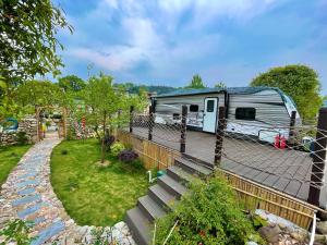 A garden outside Zhangjiajie Cliff Flower RV Tent Hotel
