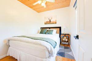 Postel nebo postele na pokoji v ubytování Beachfront Getaway #3 - Maijac Resort & Marina