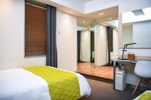 Postel nebo postele na pokoji v ubytování Metro Hotel Myeongdong