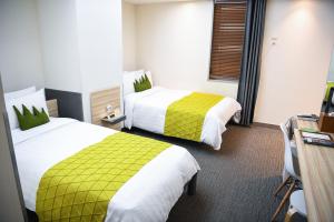 Postel nebo postele na pokoji v ubytování Metro Hotel Myeongdong