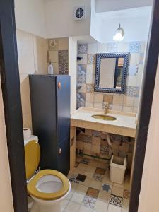 a bathroom with a yellow toilet and a sink at Espacioso dúplex, ubicación premium in San Luis