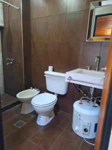 a bathroom with a toilet and a sink at Espacioso dúplex, ubicación premium in San Luis +10 photos