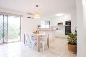 Kuchyň nebo kuchyňský kout v ubytování Spacious Apartment, Walk To Kings Beach
