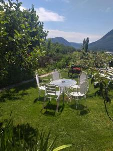 une table et des chaises dans l'herbe avec vue dans l'établissement Ca Toñi, à Santoréns