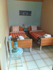 une chambre avec deux lits, une table et une chaise dans l'établissement Ca Toñi, à Santoréns