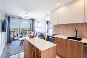 Kuchyň nebo kuchyňský kout v ubytování Yamba Views 8 - Oceanstays