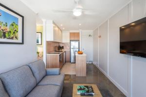 TV a/nebo společenská místnost v ubytování Yamba Views 8 - Oceanstays