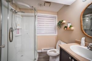 ein Badezimmer mit Dusche, Toilette und Waschbecken in der Unterkunft Muskoka Waterfront Cottage - Moon River with HOT TUB in Bala + 42 Fotos