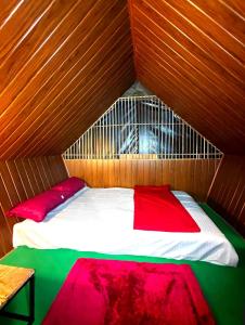 Postel nebo postele na pokoji v ubytování Nutmeg Farm House