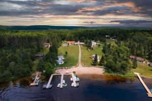 een luchtzicht op een meer met een steiger bij Beachfront Cottage #2- Maijac Resort & Marina in Burks Falls