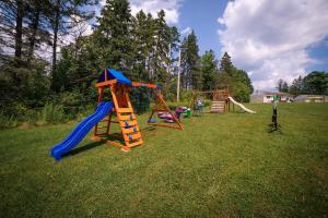 een groep speeltoestellen in een tuin bij Beachfront Cottage #2- Maijac Resort & Marina in Burks Falls