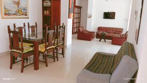 Χώρος καθιστικού στο TOLU ALOJAMIENTOS Oasis tropical elegante, relax, apartamento amoblado