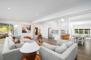 un salon avec deux canapés blancs et une cuisine dans l'établissement Acreage Estate -Mini Horses -Outdoor Spa -Tennis Court, à Holgate