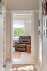Fish Cottage Ulladulla - Linen not supplied - 3 bedroom house - sleeps 8 - pet friendly的休息区