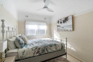 Fish Cottage Ulladulla - Linen not supplied - 3 bedroom house - sleeps 8 - pet friendly客房内的一张或多张床位