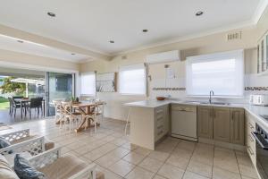 Fish Cottage Ulladulla - Linen not supplied - 3 bedroom house - sleeps 8 - pet friendly的厨房或小厨房