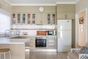 Fish Cottage Ulladulla - Linen not supplied - 3 bedroom house - sleeps 8 - pet friendly的厨房或小厨房