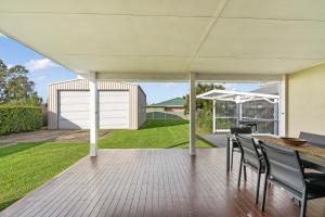 Fish Cottage Ulladulla - Linen not supplied - 3 bedroom house - sleeps 8 - pet friendly的阳台或露台