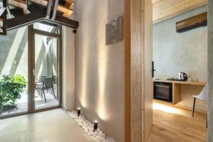 een woonkamer met een deur naar een balkon bij Poem Suites in Chania
