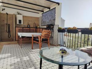 balkon ze szklanym stołem i stolikiem w obiekcie Casa Salomé Frigiliana w mieście Frigiliana