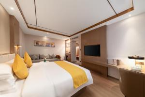 Poltton International Hotel - Chaozhou Hanjiang的电视和/或娱乐中心