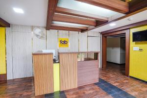 Habitación con paredes de madera y una señal amarilla en la pared. en FabHotel Sky View Palace - Marathahalli Outer Ring Road, en Bangalore