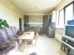 un soggiorno con un divano e un tavolo di ABO a Yerevan