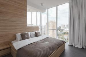 شقة فيريا في أوديسا: غرفة نوم بسرير كبير ونوافذ كبيرة +223 صورة