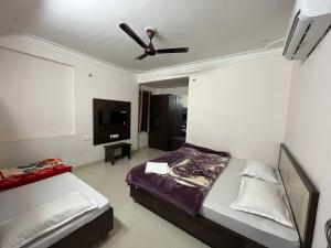 Hotel Chandram - 450mtr I 10min walking from ShreeNath Ji temple Nathdwara 966o9o1oo6客房内的一张或多张床位