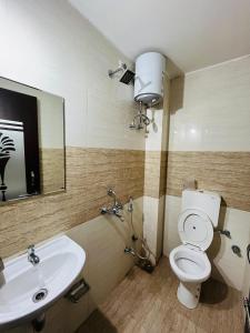 Hotel Chandram - 450mtr I 10min walking from ShreeNath Ji temple Nathdwara 966o9o1oo6的一间浴室