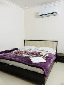 Hotel Chandram - 450mtr I 10min walking from ShreeNath Ji temple Nathdwara 966o9o1oo6客房内的一张或多张床位