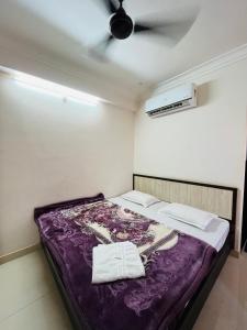 Hotel Chandram - 450mtr I 10min walking from ShreeNath Ji temple Nathdwara 966o9o1oo6客房内的一张或多张床位