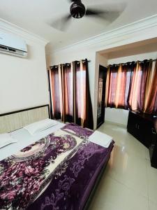 Hotel Chandram - 450mtr I 10min walking from ShreeNath Ji temple Nathdwara 966o9o1oo6客房内的一张或多张床位