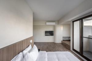 Rúm í herbergi á H suite inn