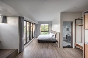 Rúm í herbergi á H suite inn
