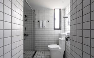 Baðherbergi á H suite inn