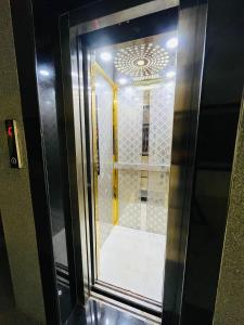 纳特杜瓦拉Hotel Chandram - 450mtr I 10min walking from ShreeNath Ji temple Nathdwara 966o9o1oo6的享有客房景致的玻璃门