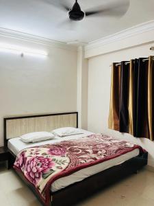 Hotel Chandram - 450mtr I 10min walking from ShreeNath Ji temple Nathdwara 966o9o1oo6客房内的一张或多张床位
