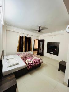 Hotel Chandram - 450mtr I 10min walking from ShreeNath Ji temple Nathdwara 966o9o1oo6客房内的一张或多张床位