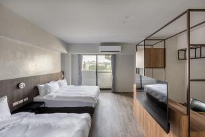 Rúm í herbergi á H suite inn