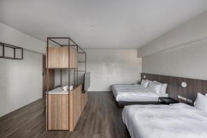 Rúm í herbergi á H suite inn